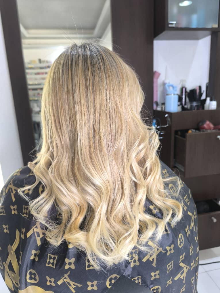 Balayage rubio con ondas